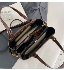 Vue de dessus du sac cabas à monogramme marron montrant trois compartiments de rangement