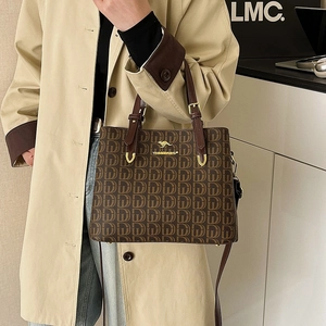 Grand sac cabas monogramme marron avec logo kangourou doré et trench-coat kaki