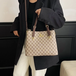 Sac fourre-tout beige à monogramme élégant avec poignées brunes et logo kangourou