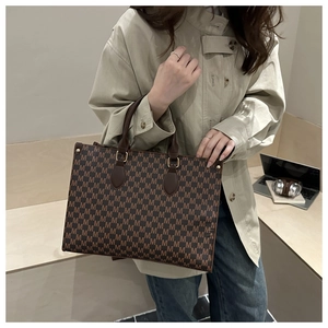Grand sac cabas marron avec motif M pour femme, idéal pour le travail et le quotidien