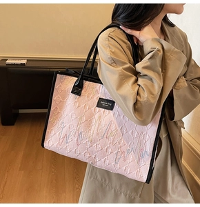 Détail du grand sac cabas rose matelassé avec broderie arc-en-ciel et étiquette