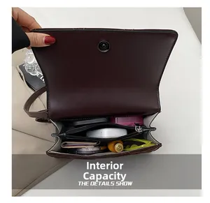 Vue détaillée de l'intérieur du sac en cuir bordeaux avec compartiments spacieux
