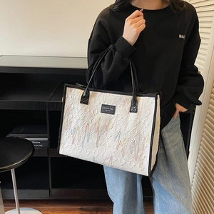 Grand sac cabas blanc avec broderies colorées et anses en cuir noir pour femmes