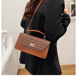 Braune gesteppte Handtasche mit Karomuster und funkelndem Metallschloss-Detail am Verschluss