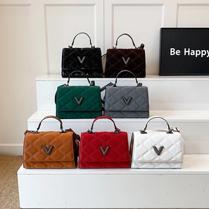 Collection de sacs à main matelassés en sept couleurs avec boucle en V et poignées