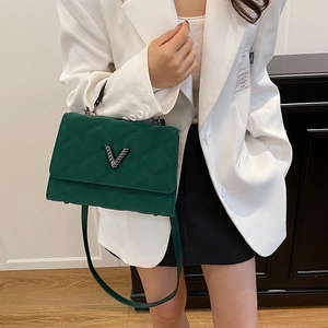 Sac à main matelassé vert foncé avec logo V doré et poignée supérieure de style bandoulière