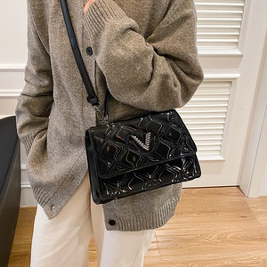 Sac à main en cuir verni noir matelassé avec logo V argenté et bandoulière en cuir