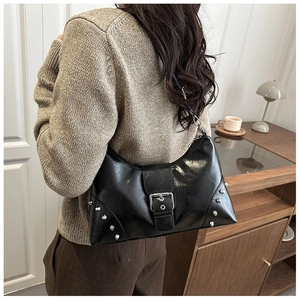Detailansicht der schwarzen Punk-Tasche mit silbernen Nieten und Metallschnallenriemen
