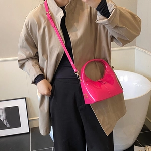 Borsa hobo magenta in pelle verniciata lucida con logo dorato e tracolla rimovibile