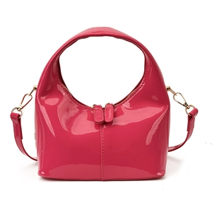 Borsa a mano fucsia lucida con doppia cerniera e tracolla regolabile per donna