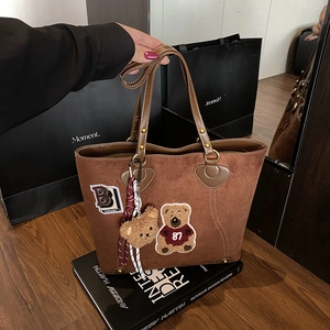 Damen Niedlicher Bär Bestickte Nubuk Tragetasche Amerikanisches Vintage Preppy Stil Große Kapazität Schulterhandtasche Mit Plüschanhänger
