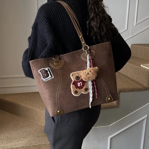 Braune Vintage-Shopper-Tasche aus Wildleder mit Bären-Aufnäher und Plüschanhänger für Damen
