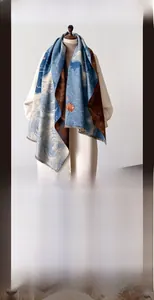 Détail d'une écharpe épaisse en imitation cachemire avec vagues bleues et motif lotus