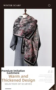 Détail de l'écharpe fleurie style cachemire avec franges sur un manteau gris
