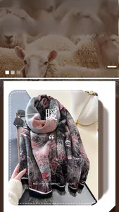 Détail d'une écharpe d'hiver en imitation cachemire avec franges et motif rétro élégant