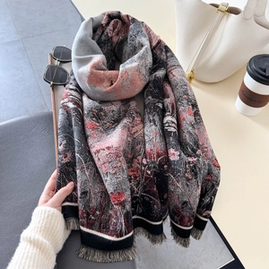 Écharpe rétro à imprimé floral avec franges, assortie à un sac blanc et un café