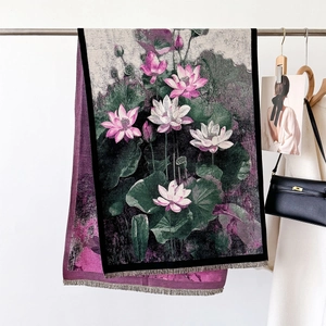 Elegante sciarpa effetto cashmere con stampa di loto e nappine color viola