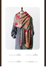 Detail eines Vintage-Ölgemälde-Druckschals mit floralem Muster und dicken Fransen
