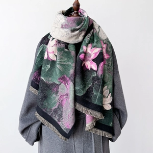 Elegante sciarpa in finto cashmere con stampa loto e frange delicate per donna
