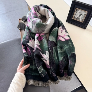 Elegante sciarpa in finto cashmere nero con stampa di loto e morbide frange rifinite