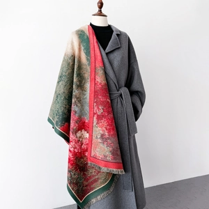 Dicker Schal mit Ölgemälde-Druck und Fransen, elegant drapiert über grauen Wollmantel