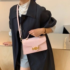 Sac à main rose en cuir de serpent avec boucle dorée M pour un porté croisé féminin