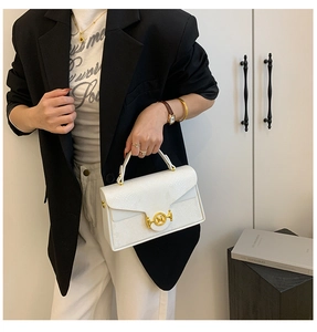 Détail du sac à main blanc motif serpent avec boucle dorée M et poignée supérieure rigide