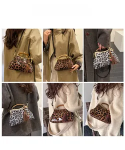 Vues multiples d'un sac docteur vintage à imprimé léopard avec poignée en bois