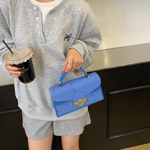 Sac boîte bleu chic à texture serpent avec boucle métallique dorée pour femmes