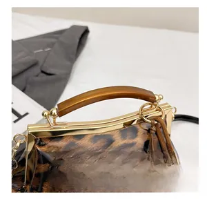 Détails de sac léopard avec poignées en résine et finitions dorées vintage chic