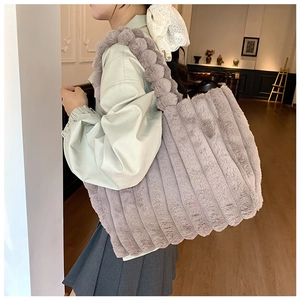 Détail du sac cabas en peluche grise avec texture rayures et bandoulière à pompons doux