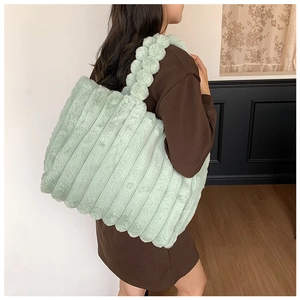 Détail du sac cabas en fausse fourrure vert menthe avec texture côtelée et anse peluche