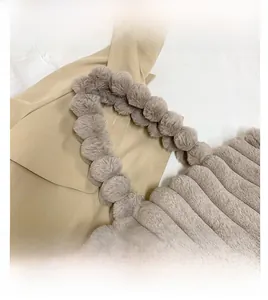 Détail du sac cabas en peluche mauve avec poignée sphérique et texture en fausse fourrure