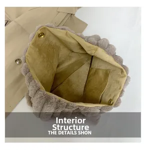 Détail intérieur du sac cabas en peluche kaki avec fermoir aimanté et doublure