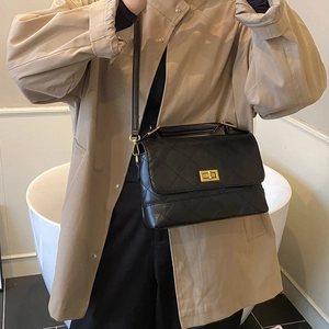 Bolso acolchado negro con cierre dorado y correa de cadena elegante para mujer