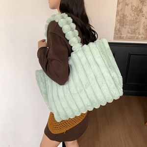 Sac fourre-tout en peluche vert menthe avec matelassage et bandoulière à pompons