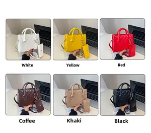 Piccola borsa quadrata trapuntata a rombi in sei colori con dettaglio catena
