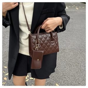 Dettaglio borsa a tracolla trapuntata marrone scuro con mini pochette coordinata