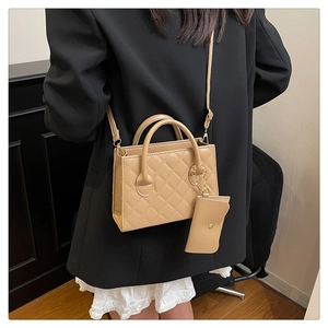 Dettaglio della borsa trapuntata marrone chiaro con mini pochette e catena in metallo