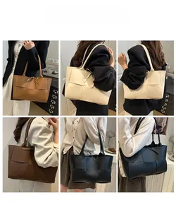 Vues détaillées du sac seau en cuir tressé à larges lanières en marron, beige et noir