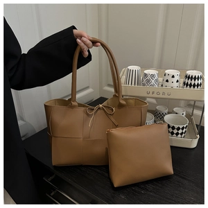Détail d'un sac seau tissé marron avec pochette intérieure assortie pour le rangement