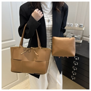 Vue détaillée du sac seau en cuir tressé et de sa pochette intérieure assortie