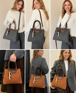 Detailansicht der Vintage-Tragetaschen mit geflochtenen Griffen und Perlenanhänger