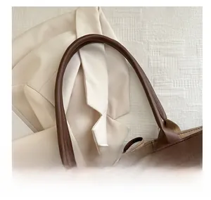 Gros plan détaillé de la poignée du sac en cuir marron avec double couture premium