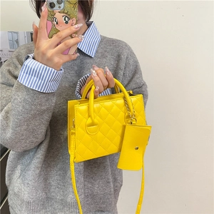 Borsa a tracolla gialla trapuntata con mini astuccio e catena, stile moderno da donna