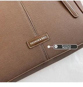 Nahaufnahme von braunem Premium-Canvas-Gewebe und verstärkten Ledernähten der Tasche