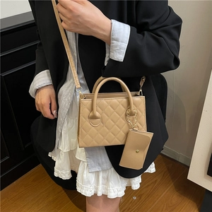 Borsa a tracolla trapuntata kaki con mini pochette coordinata e tracolla regolabile