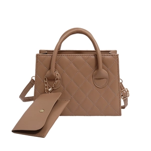 Borsa a tracolla trapuntata marrone con mini pochette a catena e tracolla regolabile