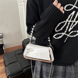Sac de soirée miroir argenté avec poignée en perles et bandoulière en chaîne