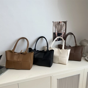 Sac seau tressé rétro en quatre couleurs avec design minimaliste en cuir tissé
